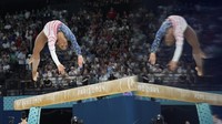Jordan Chiles, dari Amerika Serikat, beraksi di balok keseimbangan dan bayangannya muncul di layar informasi selama babak final tim senam artistik putri di Bercy Arena pada Olimpiade Musim Panas 2024, Selasa, 30 Juli 2024, di Paris, Prancis. AP/Charlie Riedel