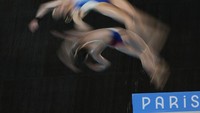 Jade Gillet dan Emily Hallifax dari Prancis melakukan pemanasan sebelum pertandingan final loncat indah 10m putri di Olimpiade Musim Panas 2024, Rabu, 31 Juli 2024, di Saint-Denis, Prancis. AP/Jin Lee Man