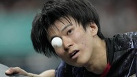 Shunsuke Togami dari Jepang bertanding melawan Deni Kozul dari Slovenia dalam pertandingan tenis meja tunggal putra babak 32 besar di Olimpiade Musim Panas 2024, Selasa, 30 Juli 2024, di Paris, Prancis. AP/Petros Giannakouris