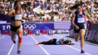 Lucia Moris, dari Sudan Selatan, terjatuh saat bertanding lari 100 meter putri di Olimpiade Musim Panas 2024, Jumat, 2 Agustus 2024, di Saint-Denis, Prancis. AP/Petr David Josek