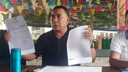 Bupati Jembrana, I Nengah Tamba, saat membandingkan surat pengunduran diri Wakil Bupati Jembrana Ipat dengan wakil bupati lain, Jumat (2/8/2024).