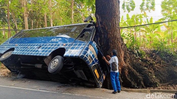 Bus MGI Tabrak Pohon Mahoni di Sukabumi