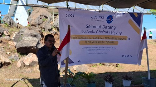 Camat Amfoang Selatan Yan Tamoes saat memberikan sambutan di peresmian fasilitas umum oleh CT ARSA Foundation di SDN 2 Lelogama, Kabupaten Kupang, NTT,  Jumat (2/8/2024).