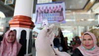 Petugas Pusat Kesehatan Masyarakat (Puskesmas) Baiturrahman menyiapkan vaksin imunisasi saat pelaksanaan pos pelayanan terpadu (posyandu) di Desa Peuniti, Banda Aceh, Aceh, Jumat (2/8/2024).