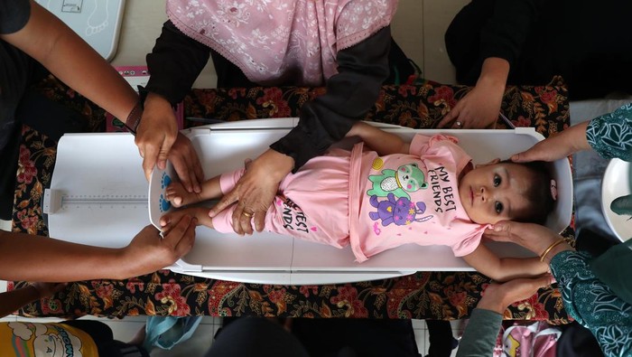 Petugas Pusat Kesehatan Masyarakat (Puskesmas) Baiturrahman menyiapkan vaksin imunisasi saat pelaksanaan pos pelayanan terpadu (posyandu) di Desa Peuniti, Banda Aceh, Aceh, Jumat (2/8/2024). Pemerintah daerah terus berupaya meningkatkan dan memberdayakan pelayanan kesehatan melalui posyandu desa untuk mencegah dan menurunkan angka stunting nasional hingga 14 persen pada akhir 2024. ANTARA FOTO/Irwansyah Putra/foc.