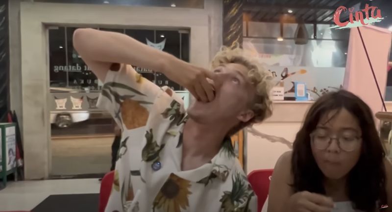 Cinta Kuya Tantang Pacar Bule Makan Nasi Padang Pakai Tangan