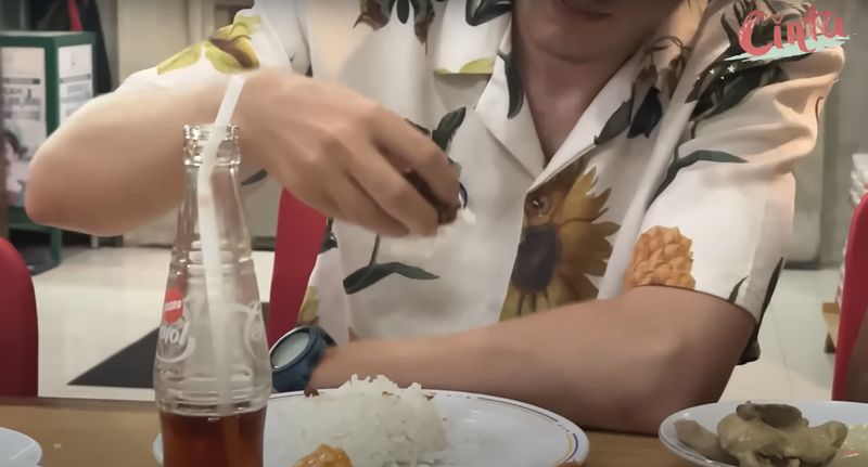 Cinta Kuya Tantang Pacar Bule Makan Nasi Padang Pakai Tangan
