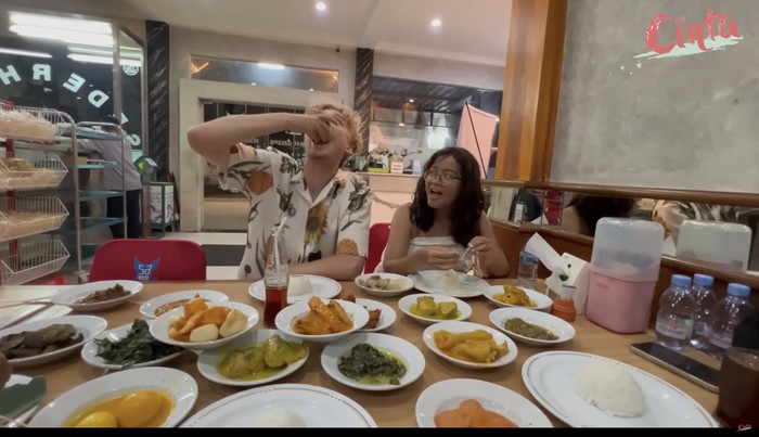 Cinta Kuya Tantang Pacar Bule Makan Nasi Padang Pakai Tangan