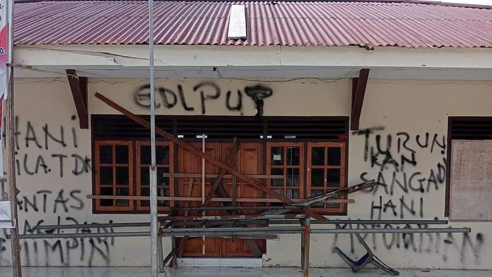 Kantor Desa Mototabian disegel warga karena Sangadi diduga selingkuh dan pengelolaan dana desa tidak transparan.