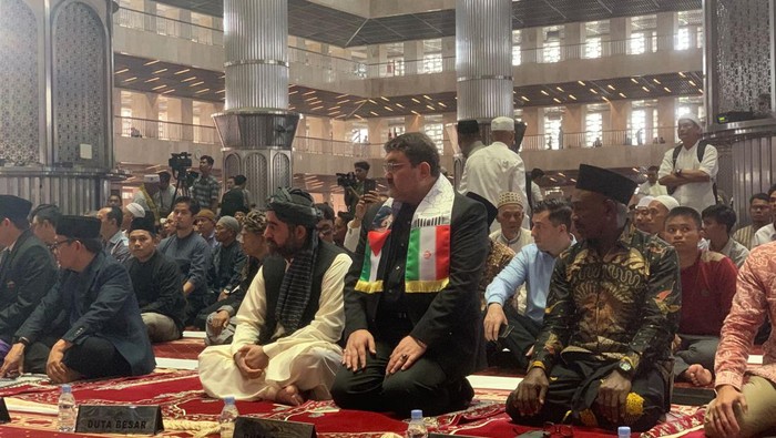 Dubes Iran (pakai syal) ikut salat gaib untuk Ismail Haniyeh di Istiqlal (Taufiq/detikcom)