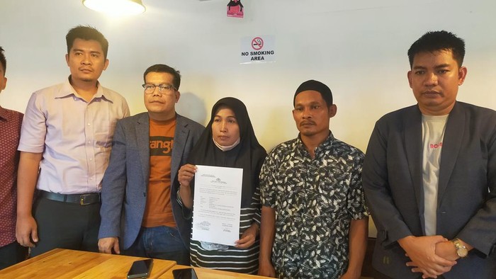 Saksi Sutikno (menggunakan peci) Siti Aminah (berhijab) istri terdakwa Hajidin saat dipertemukan.