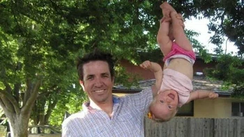 Tangan sang bapak seperti bayi ya.. Foto: Reddit