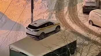 Bukan, mobil tidak berada di atap. Foto: Reddit