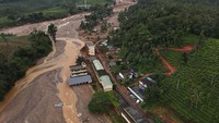 Pemandangan drone menunjukkan rumah-rumah yang rusak di lokasi longsor setelah beberapa kali tanah longsor di perbukitan di distrik Wayanad, di negara bagian selatan Kerala, India, Kamis (1/8/2024). Dalam rentang waktu dua jam, tiga tanah longsor besar melanda daerah Meppadi di distrik Wayanad, Kerala pada Selasa pagi di tengah hujan lebat saat orang-orang masih tertidur.
