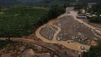 Tragedi itu digambarkan sebagai salah satu yang paling mengerikan dalam beberapa waktu terakhir di negara bagian tersebut. Salah satu desa pertama yang dilanda tanah longsor adalah Mundakai, di mana sebuah batu besar tersapu oleh tanah longsor dan hanyut ke hilir hingga ke Desa Churalmala.