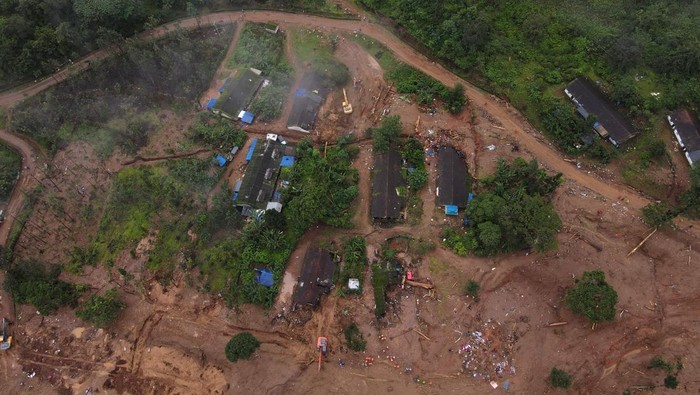A drone view shows a landslide site after multiple landslides in the hills in Wayanad district, in the southern state of Kerala, India, July 31, 2024. REUTERS/Francis Mascarenhas
