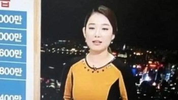 Outfit dan background-nya bikin reporter ini seperti punya kepala yang besar. Foto: Jean-LucBacardi via Bored Panda