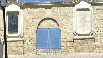 Itu bukan pintu berwarna biru ya, detikers. Foto: Cavtheman via Bored Panda