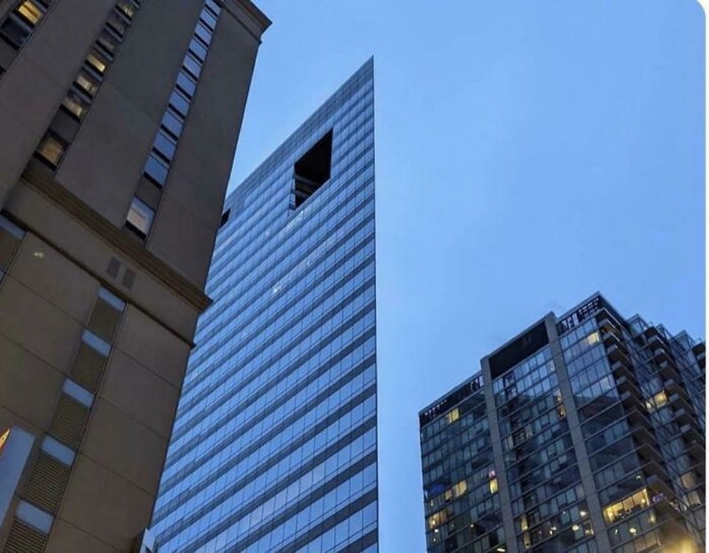 Tidak bisa sekali saja untuk mengamati foto-foto berikut ini. Kalau nggak fokus, sudah pasti salah tangkap.