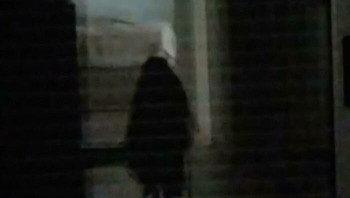 Bangun untuk minum air putih dan melihat ini di bayangan jendela (aku piker itu hantu, ternyata hanya kursi dengan jaketku!), tulis netter. Foto: StellarSteals via Bored Panda