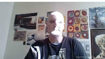 Ada moon face. Foto: Dense-Breadfruit1223 via Bored Panda