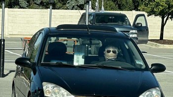 Kirain orang ini ngelihatin terus. Foto: KillerQ97 via Bored Panda