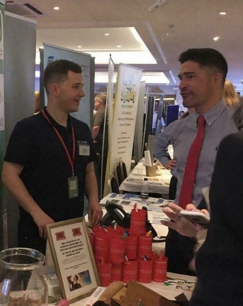 Tidak bisa sekali saja untuk mengamati foto-foto berikut ini. Kalau nggak fokus, sudah pasti salah tangkap.