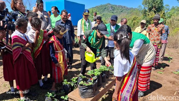 Founder CT ARSA Foundation, Anita Ratnasari Tanjung saat meresmikan fasilitas umum di SDN 2 Lelogama Kecamatan Amfoang Selatan, Kabupaten Kupang, NTT, Jumat (2/8/2024). (Yufengki Bria/detikBali).