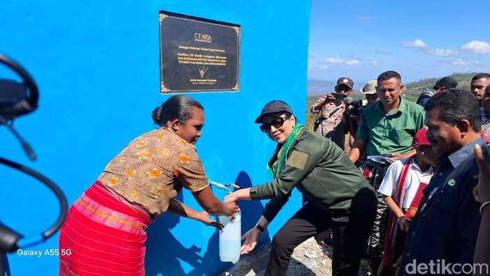 Founder CT ARSA Foundation, Anita Ratnasari Tanjung saat meresmikan fasilitas umum di SDN 2 Lelogama Kecamatan Amfoang Selatan, Kabupaten Kupang, NTT, Jumat (2/8/2024). (Yufengki Bria/detikBali).
