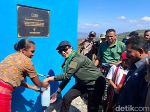 Anita Ratnasari Tanjung Resmikan Fasilitas Umum SD di Lelogama Kupang