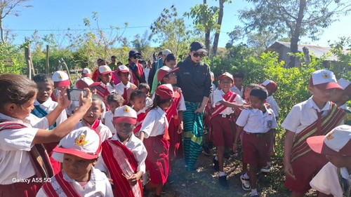 Founder CT ARSA Foundation, Anita Ratnasari Tanjung, saat berkunjung di SDN 2 Lelogama, Kabupaten Kupang, Nusa Tenggara Timur (NTT), Jumat (2/8/2024).