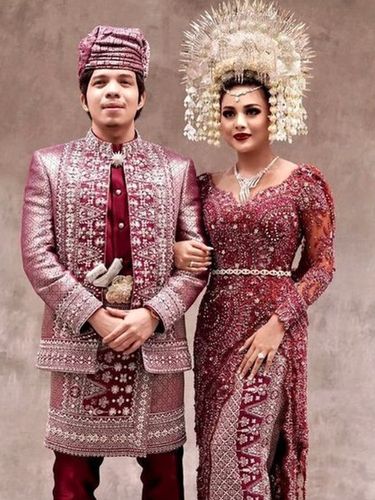 Gaya Artis Indonesia Pakai Baju Pengantin Adat Minang