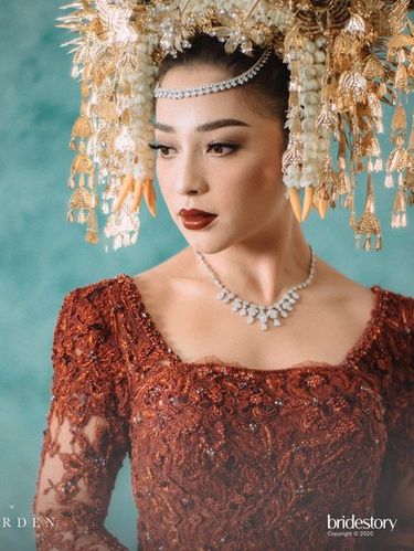 Gaya Artis Indonesia Pakai Baju Pengantin Adat Minang