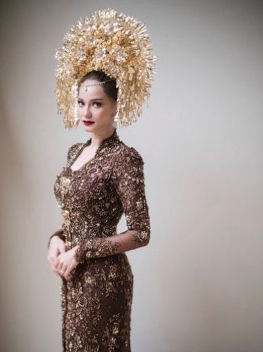Gaya Artis Indonesia Pakai Baju Pengantin Adat Minang