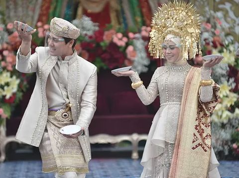 Gaya Artis Indonesia Pakai Baju Pengantin Adat Minang