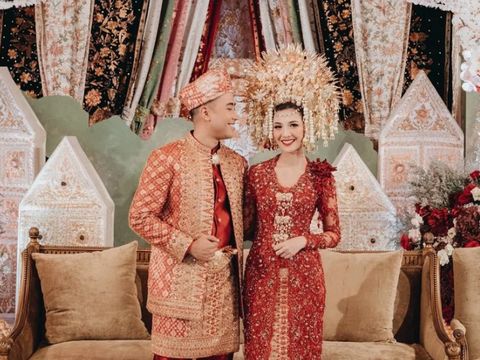 Gaya Artis Indonesia Pakai Baju Pengantin Adat Minang