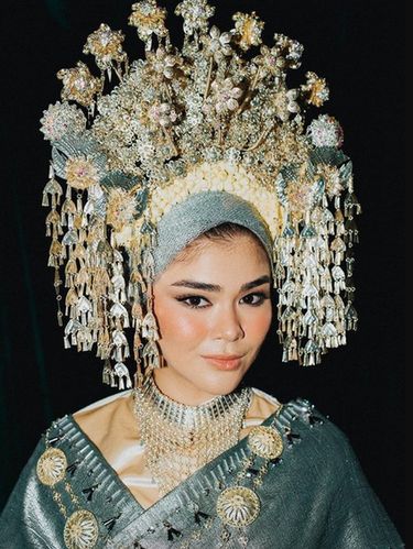 Gaya Artis Indonesia Pakai Baju Pengantin Adat Minang