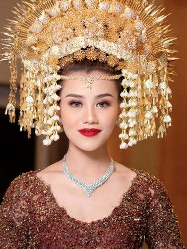 Gaya Artis Indonesia Pakai Baju Pengantin Adat Minang