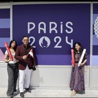 Gaya yang lebih kasual menjadi andalan Almira. Perempuan 15 tahun itu berbalut kaus putih dan jeans hitam berpotongan boot-cut, serta sneakers putih bertali hitam. Tas keluaran Goyard juga menemani penampilannya. (Foto: Instagram/@agusyudhoyono)