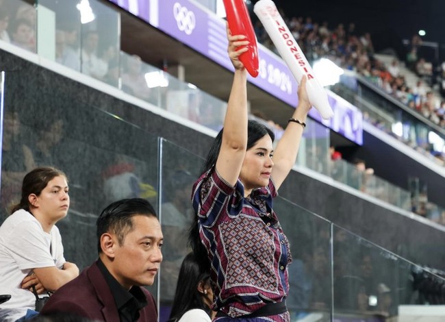 AHY tampil necis dengan kemeja hitam yang dibungkus jas berwarna burgundy (merah anggur pekat). Antasan tersebut ia padukan dengan celana panjang putih yang kontras. Melengkapi gaya putra sulung presiden ke-6 RI Susilo Bambang Yudhyono itu, sepasang loafers suede berwarna hitam. (Foto: Instagram/@agusyudhoyono)