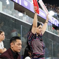 AHY tampil necis dengan kemeja hitam yang dibungkus jas berwarna burgundy (merah anggur pekat). Antasan tersebut ia padukan dengan celana panjang putih yang kontras. Melengkapi gaya putra sulung presiden ke-6 RI Susilo Bambang Yudhyono itu, sepasang loafers suede berwarna hitam. (Foto: Instagram/@agusyudhoyono)