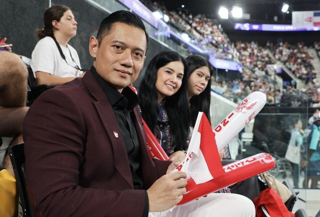 Unggahan tersebut disertai dengan foto-foto AHY dan keluarga di pertandingan cabor badminton yang menampilkan aksi wakil Indonesia seperti Anthony Sinisuka Ginting dan Gregoria Mariska. (Foto: Instagram/@agusyudhoyono)