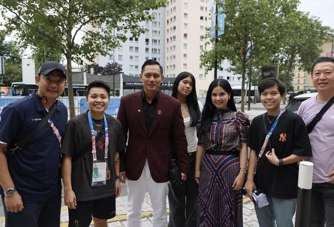 Dalam unggahannya, AHY dan keluarga juga sempat bertemu duo pebulu tangkis Apriyani Rahayu dan Siti Fadia yang langkahnya terhenti di nomor ganda putri Olimpiade 2024 Paris. Kalau belum berhasil tetap semangat dan jangan pernah menyerah! Masih ada prestasi yang bisa kita torehkan! tulis AHY. (Foto: Instagram/@agusyudhoyono)