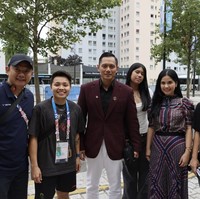 Dalam unggahannya, AHY dan keluarga juga sempat bertemu duo pebulu tangkis Apriyani Rahayu dan Siti Fadia yang langkahnya terhenti di nomor ganda putri Olimpiade 2024 Paris. Kalau belum berhasil tetap semangat dan jangan pernah menyerah! Masih ada prestasi yang bisa kita torehkan! tulis AHY. (Foto: Instagram/@agusyudhoyono)