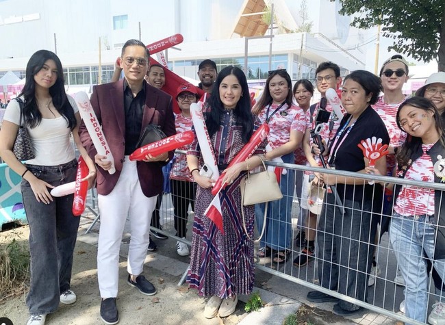 AHY tampil necis dengan kemeja hitam yang dibungkus jas berwarna burgundy (merah anggur pekat). Antasan tersebut ia padukan dengan celana panjang putih yang kontras. Melengkapi gaya putra sulung presiden ke-6 RI Susilo Bambang Yudhyono itu, sepasang loafers suede berwarna hitam. (Foto: Instagram/@agusyudhoyono)