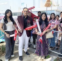 AHY tampil necis dengan kemeja hitam yang dibungkus jas berwarna burgundy (merah anggur pekat). Antasan tersebut ia padukan dengan celana panjang putih yang kontras. Melengkapi gaya putra sulung presiden ke-6 RI Susilo Bambang Yudhyono itu, sepasang loafers suede berwarna hitam. (Foto: Instagram/@agusyudhoyono)