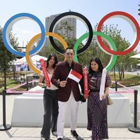 Menteri Agraria dan Tata Ruang Agus Harimurti Yudhoyono (AHY) ikut menyaksikan langsung Olimpiade 2024 Paris. Istrinya, Annisa Pohan, dan putri mereka, Almira Yudhoyono, pun diboyong. AHY dan Annisa bergaya serasi, tapi perawakan Almira yang mengalihkan atensi. (Foto: Instagram/@agusyudhoyono)