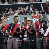 Titiek melengkapi gayanya dengan topi bergaya fedora yang dihiasi pita hitam. Dari bangku penonton, ia menyemangati Grogoria bersama Chef de Mission (CdM) kontingen Indonesia Anindya Bakrie dan Ketua Umum Komite Olimpiade Indonesia Raja Sapta Oktohari. (Foto: Instagram/@titieksoeharto)