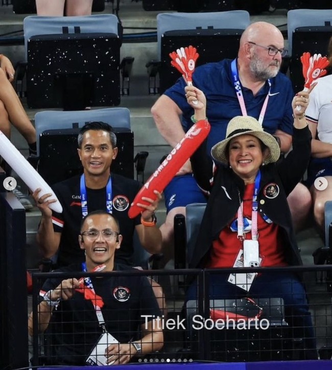 Gregoria Mariska Tunjung beraksi di nomor tunggal putri Olimpaide 2024 untuk memperebutkan tiket ke perempat final di Porte de La Chapelle Arena, Paris, pada Kamis (1/8/2024). Di antara penonton yang hadir, ada sosok Titiek Soeharto yang ikut mendukung Gregoria. (Foto: Instagram/@titieksoeharto)