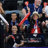 Gregoria Mariska Tunjung beraksi di nomor tunggal putri Olimpaide 2024 untuk memperebutkan tiket ke perempat final di Porte de La Chapelle Arena, Paris, pada Kamis (1/8/2024). Di antara penonton yang hadir, ada sosok Titiek Soeharto yang ikut mendukung Gregoria. (Foto: Instagram/@titieksoeharto)